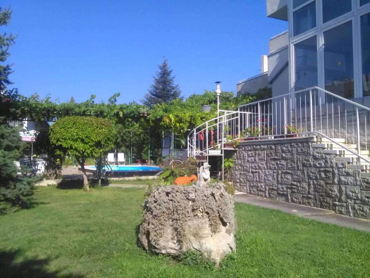 Family Hotel California - Varna Buitenkant foto